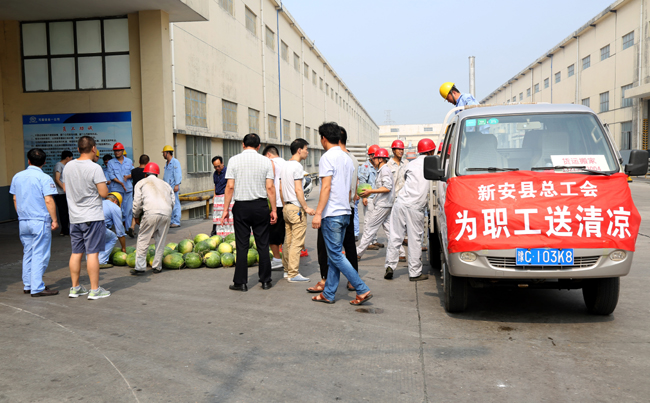 县总工会到万基控股集团送清凉